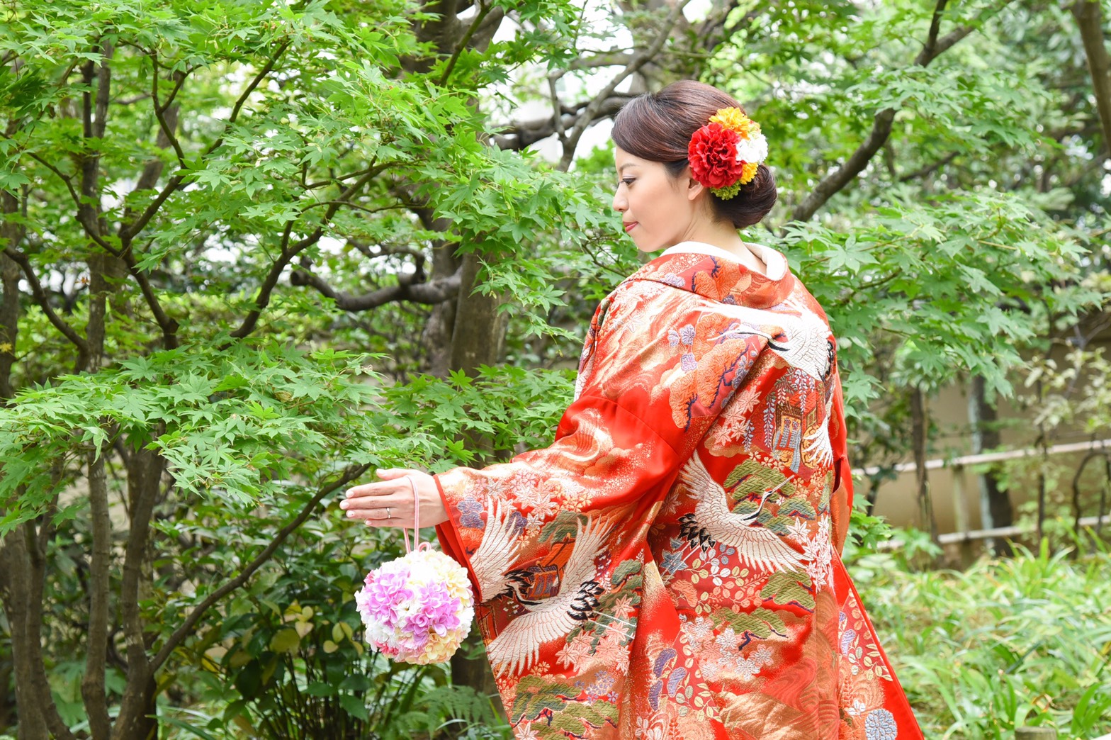 日本の趣を感じた 色打掛と白無垢 と和アイテムを活用したロケーションフォトを紹介 美花嫁図鑑 Farny ファーニー お洒落で可愛い花嫁レポが満載 Byプラコレ