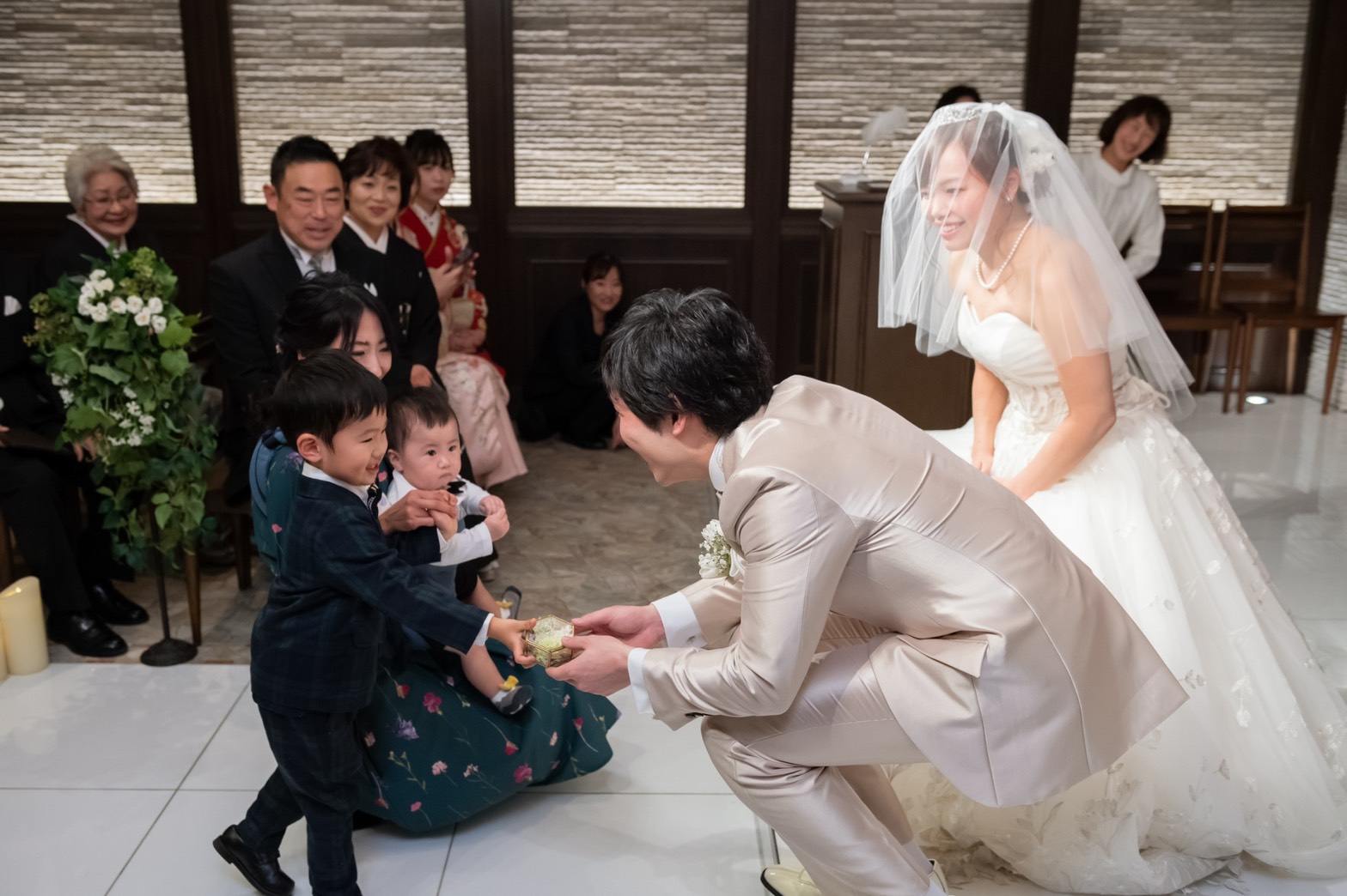 アヴェニールクラス東京 一件目のブライダルフェアで決定 感動に包まれた教会式の様子をcheck 美花嫁図鑑 Farny ファーニー お洒落で可愛い花嫁レポが満載 Byプラコレ