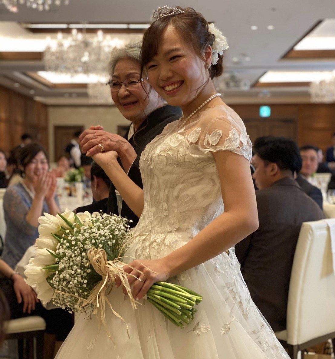 披露宴のスタート 盛り上がり演出もあり 友人や家族の愛を感じた感動の披露宴をご紹介 美花嫁図鑑 Farny ファーニー お洒落で可愛い花嫁レポが満載 Byプラコレ