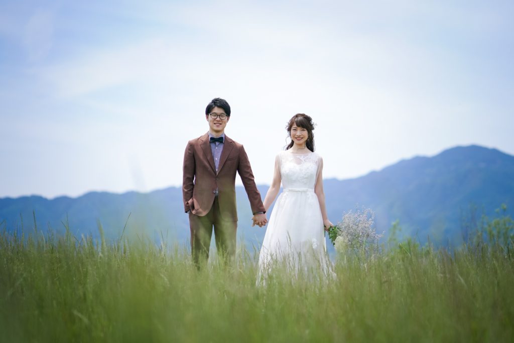 前撮りフォトは大好きな地元・琵琶湖の湖岸にて。自然に2人の写真に