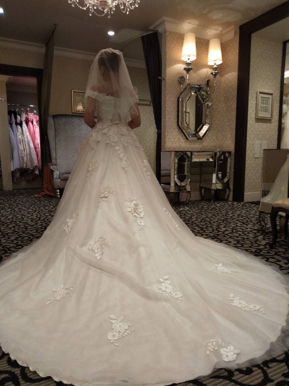 ゴージャスなウェディングドレス 王道スタイルのトレーン 結婚式
