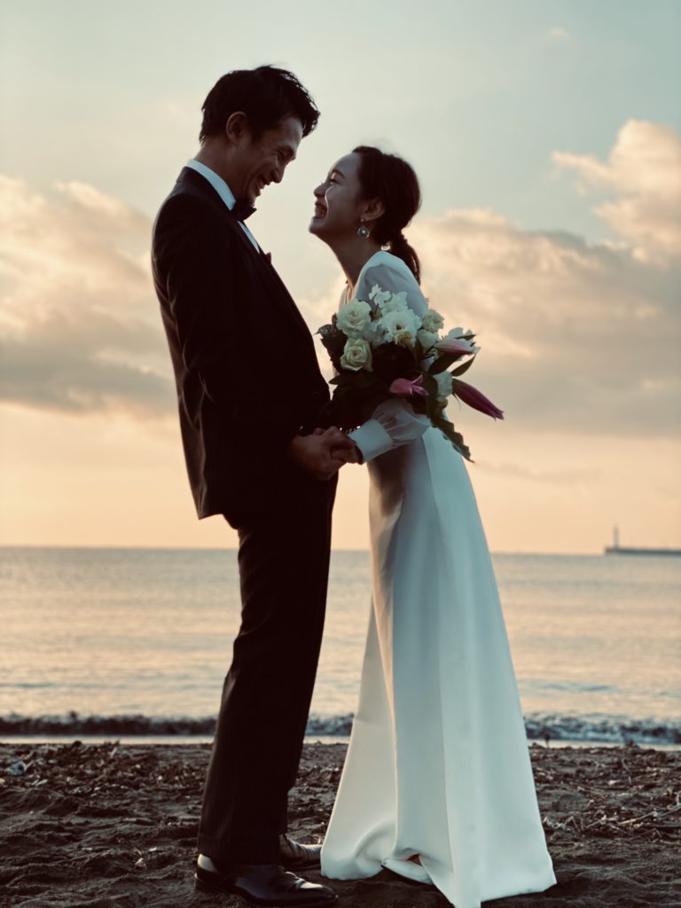 セルフ前撮りは洋装で♡江ノ島でのウェディングフォトをご紹介