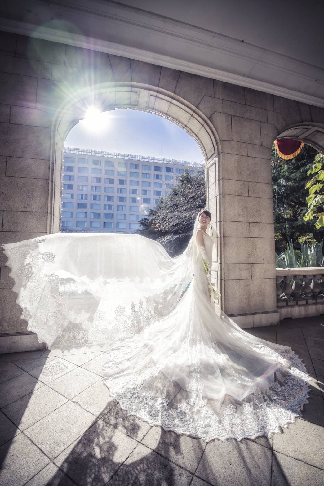 アンティーク写真館撮影 白いドレスの花嫁 フォトグラフィ ブルー背景 バインダー 胸元花モチーフエンパイア | デコルテフォトグラフィー | 前撮り