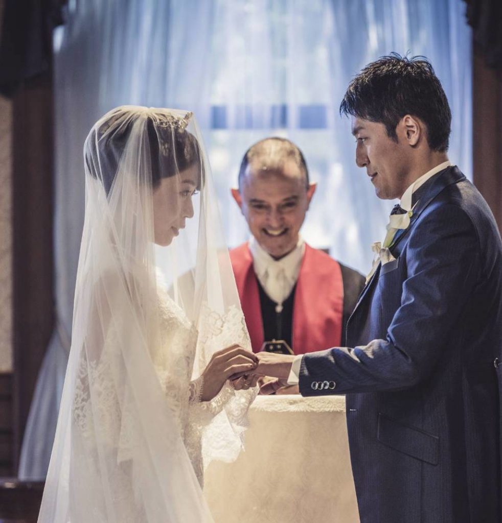 王道な挙式スタイルに 牧師さんの前で誓いの言葉を交わし 一生の思い出に残る結婚式に 美花嫁図鑑 Farny ファーニー お洒落で可愛い花嫁レポが満載 Byプラコレ