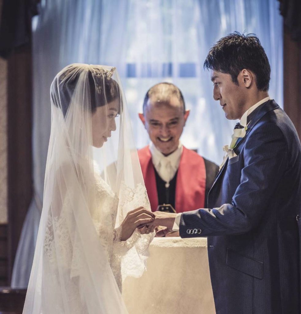 王道な挙式スタイルに♡牧師さんの前で誓いの言葉を交わし、一生の思い出に残る結婚式に.. 美花嫁図鑑 farny(ファーニー)｜お洒落で