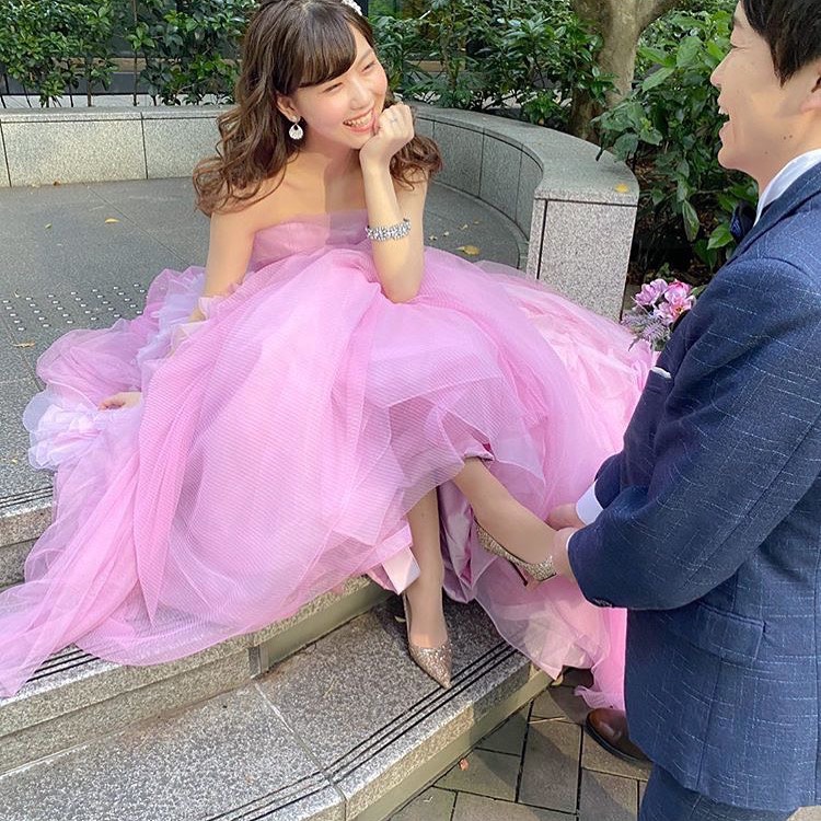 ピンクヘイリードレスやJIMMYCHOOのヒールの花嫁コーデで憧れショット  