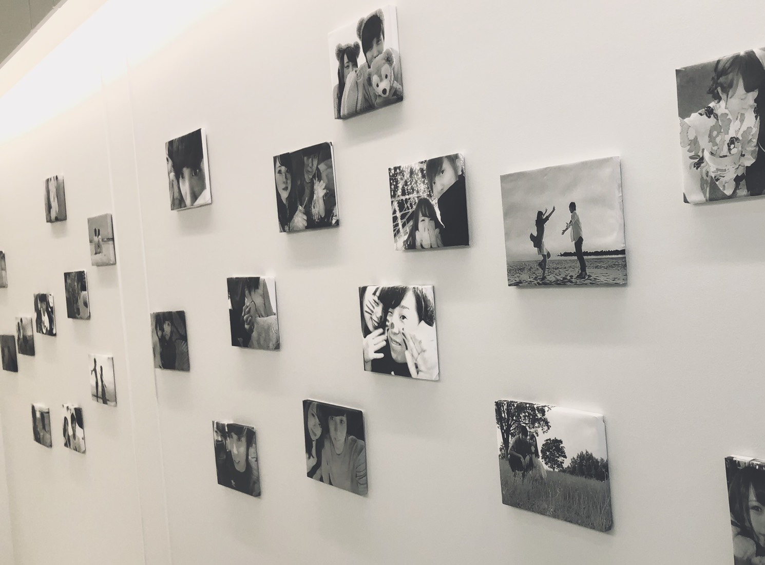 モノクロ写真やゴールドアイテムで、シンプル&まとまりある