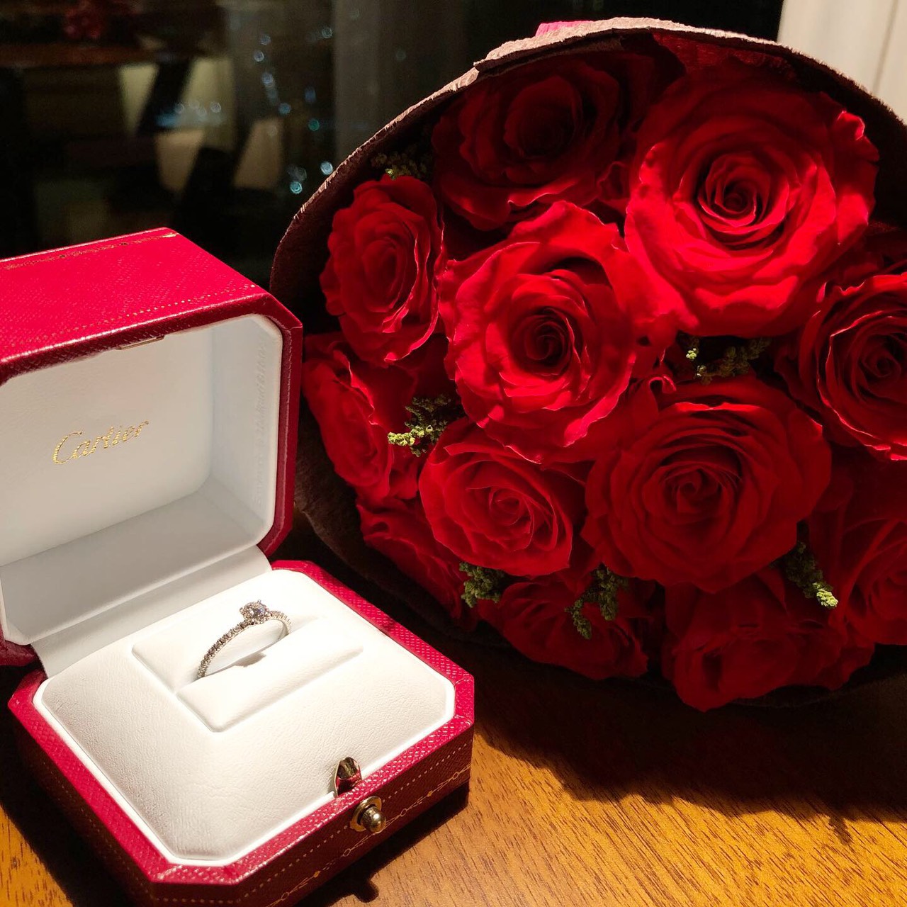 プロポーズは コンラッドで花束と一緒に憧れのcartierを 決め手となったポイントまで詳しくご紹介 美花嫁図鑑 Farny ファーニー お洒落で可愛い花嫁レポが満載 Byプラコレ