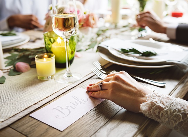 結婚式のゲストのテーブルマナーを確認 食事前と食事中のマナーを解説します 美花嫁図鑑 Farny ファーニー お洒落で可愛い花嫁レポが満載 Byプラコレ