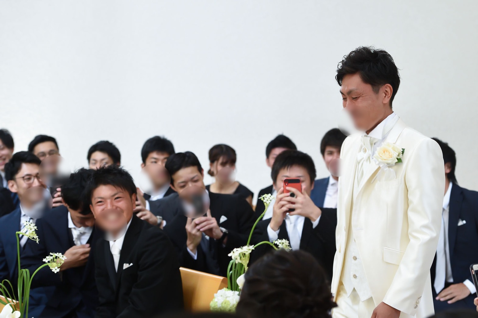 ステンドグラスから光が差し込む ヒルトン大阪のaqua Gold Chapelでの挙式レポ 美花嫁図鑑 Farny ファーニー お洒落で可愛い花嫁レポが満載 Byプラコレ
