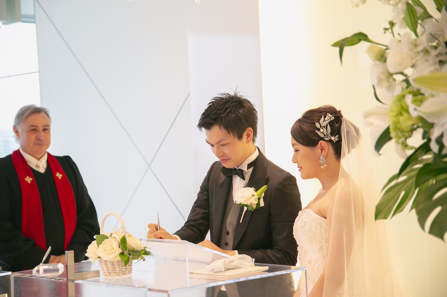 横浜モノリスにてチャペルウェディング こだわりの演出などを紹介します 美花嫁図鑑 Farny ファーニー お洒落で可愛い花嫁レポが満載 Byプラコレ