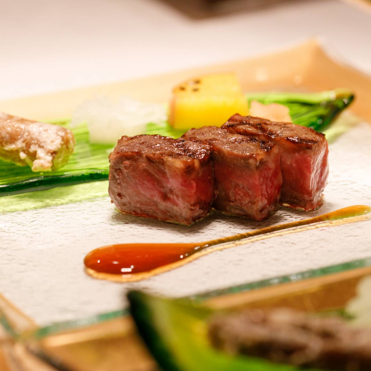 実例9会場のお料理も一緒に 先輩花嫁さまに聞きました 結婚式ゲストの満足度を左右する 後悔しない婚礼料理って 美花嫁図鑑 Farny ファーニー お洒落で可愛い花嫁レポが満載 Byプラコレ