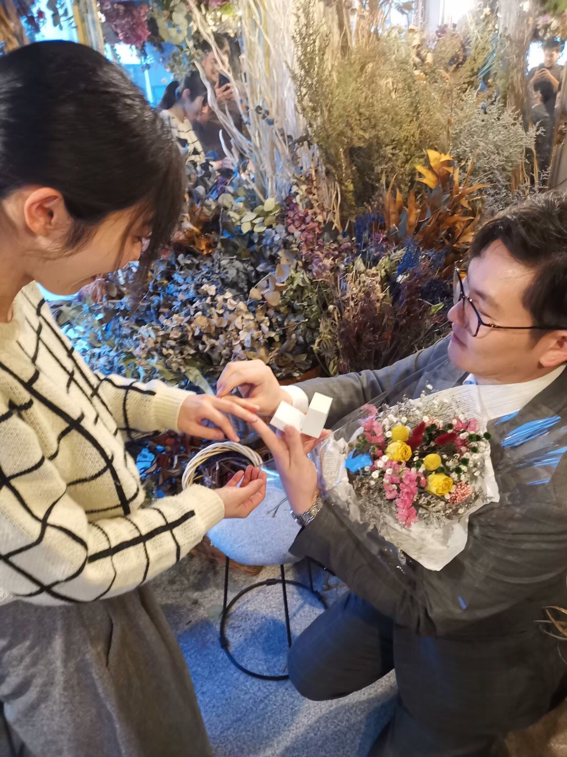 主人にプロポーズをされた場所 アンハロッズというドライフラワー専門店 にてフォトウェディングを決行 美花嫁図鑑 Farny ファーニー お洒落で可愛い花嫁レポが満載 Byプラコレ