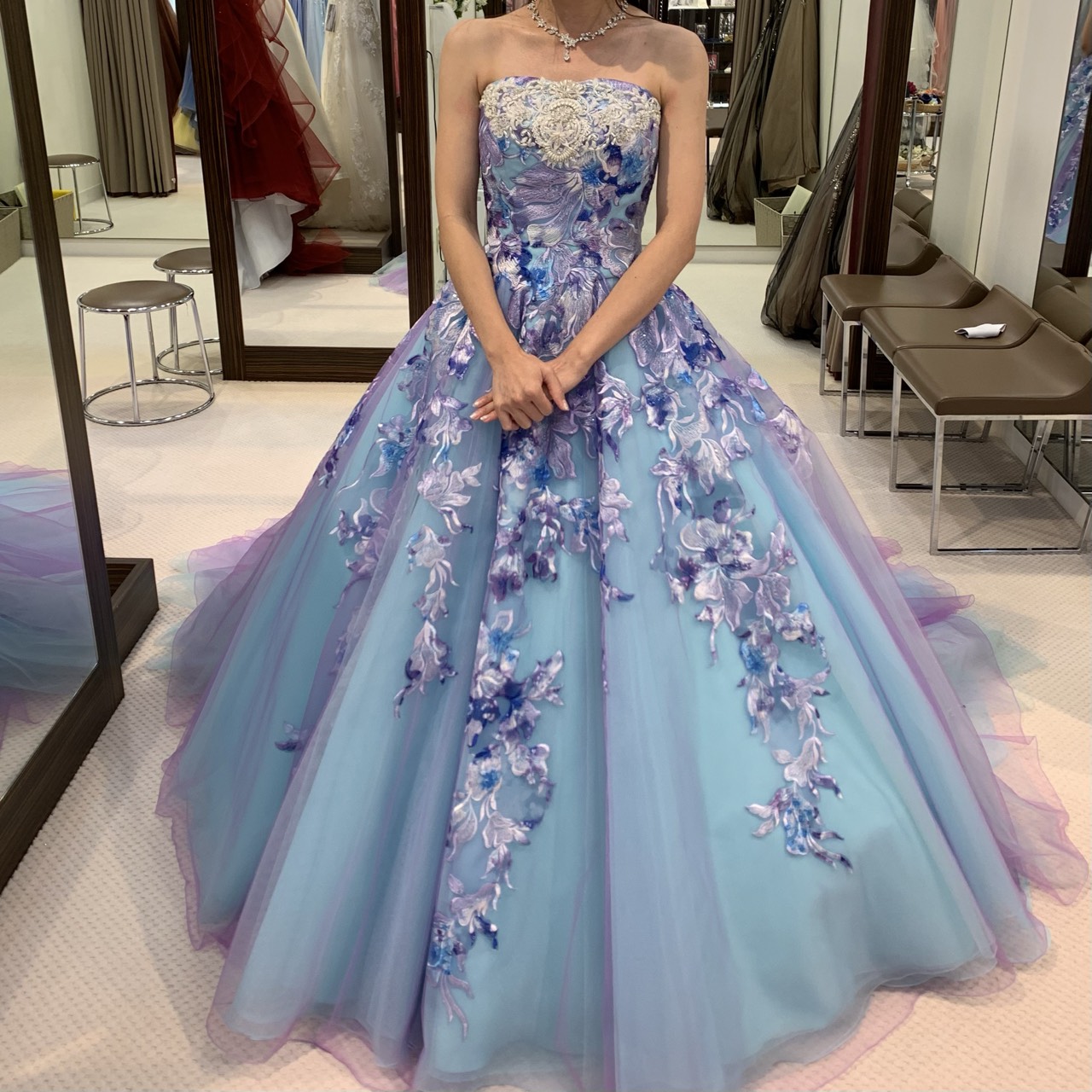 エメラルドブルーカラードレス 動く 