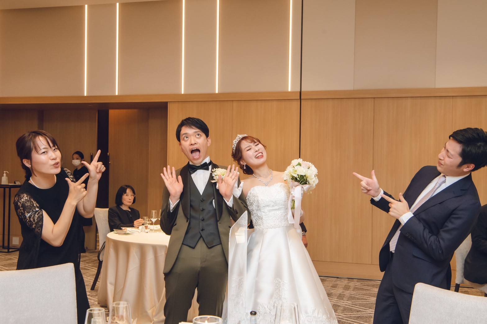 披露宴後半 お色直しから感動する結びのシーンまで スタッフとのお写真もたくさん撮りました 美花嫁図鑑 Farny ファーニー お洒落で可愛い花嫁レポが満載 Byプラコレ