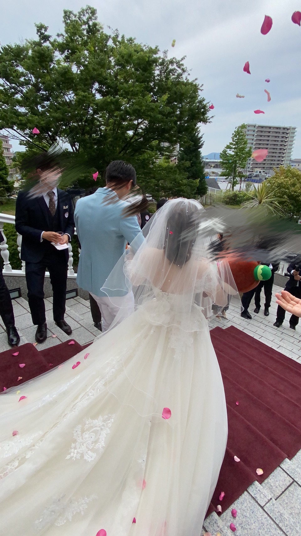 挙式後アフターセレモニー フラワーシャワーからぬいぐるみトスまで真似したい演出がたくさん 美花嫁図鑑 Farny ファーニー お洒落で可愛い花嫁レポが満載 Byプラコレ 挙式後アフターセレモニー フラワーシャワーからぬいぐるみトスまで真似したい演出がたくさん 美花嫁図鑑 Farny ファーニー お洒落で可愛い花嫁レポが満載 Byプラコレ