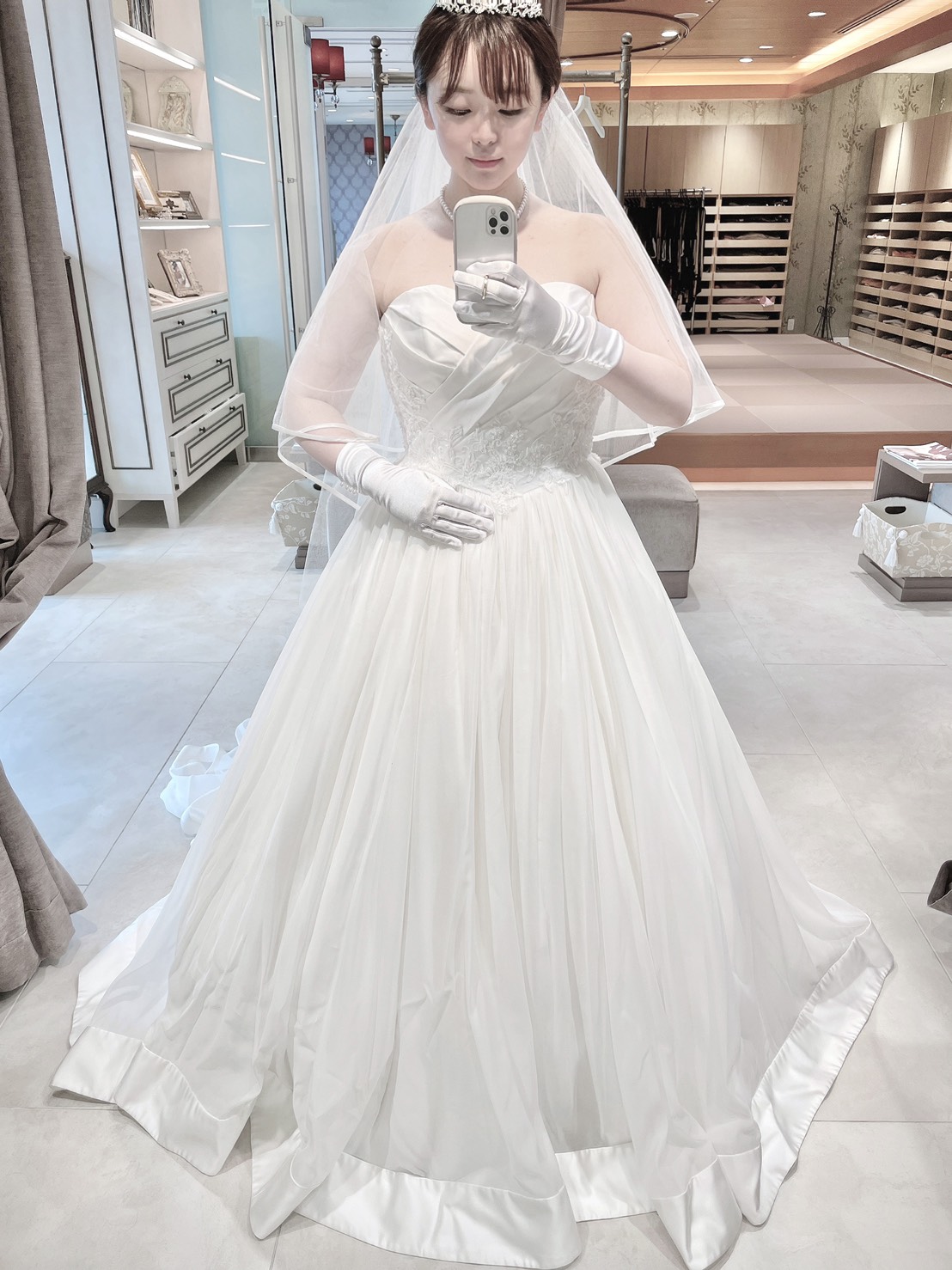 オリジナルドレスからインポートまで取扱いが豊富な【FOUR SIS & CO 