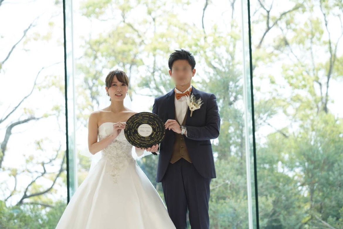 挙式では様々な演出を行いました なかでも入場前の父だけに向けたムービーはゲストも感動 美花嫁図鑑 Farny ファーニー お洒落で可愛い花嫁レポが満載 Byプラコレ 挙式では様々な演出を行いました なかでも入場前の父だけに向けたムービーはゲストも感動 美花嫁図鑑 Farny ファーニー お洒落で可愛い花嫁レポが満載 Byプラコレ