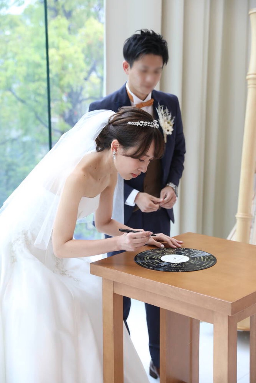 挙式では様々な演出を行いました なかでも入場前の父だけに向けたムービーはゲストも感動 美花嫁図鑑 Farny ファーニー お洒落で可愛い花嫁レポが満載 Byプラコレ 挙式では様々な演出を行いました なかでも入場前の父だけに向けたムービーはゲストも感動 美花嫁図鑑 Farny ファーニー お洒落で可愛い花嫁レポが満載 Byプラコレ