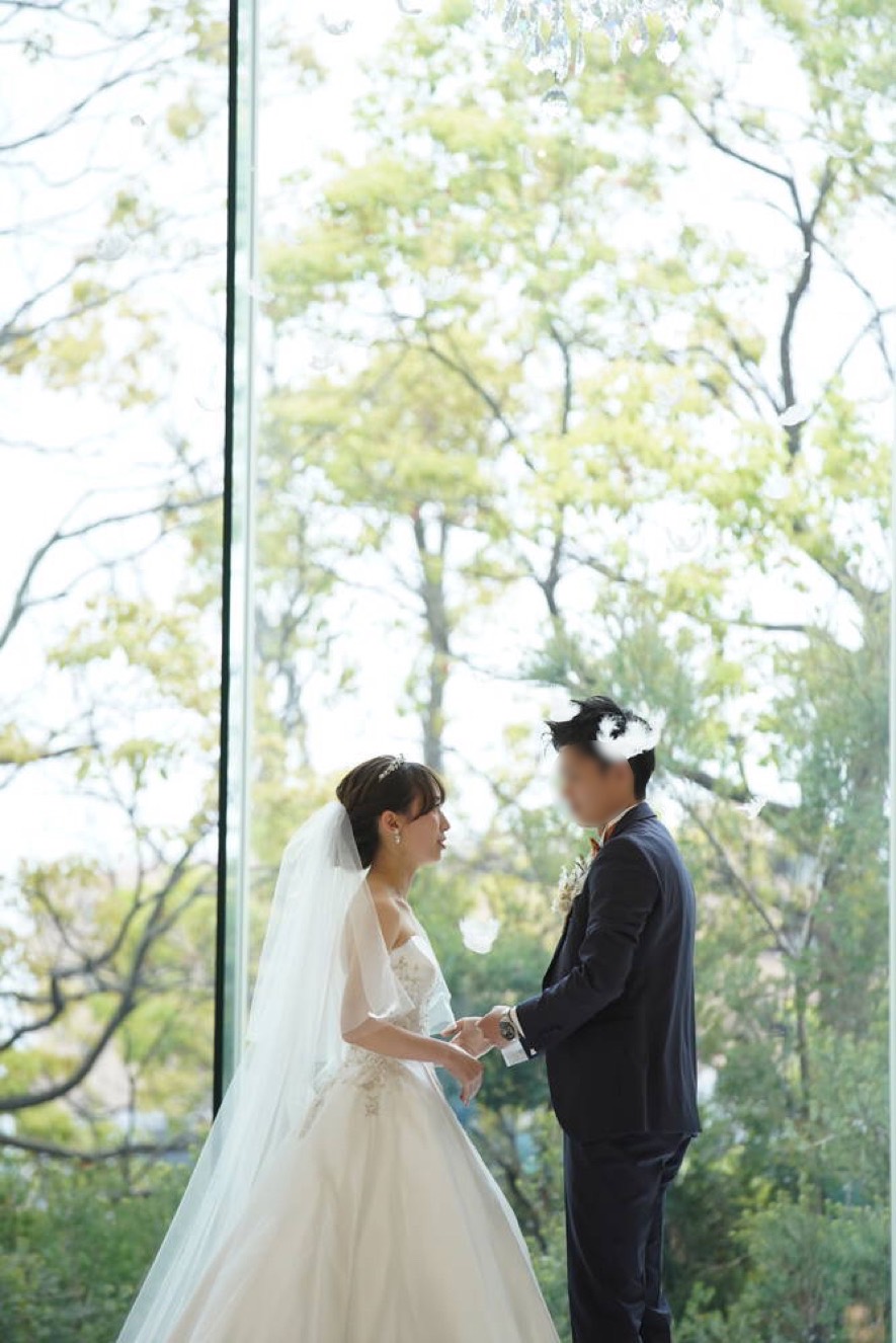 挙式では様々な演出を行いました なかでも入場前の父だけに向けたムービーはゲストも感動 美花嫁図鑑 Farny ファーニー お洒落で可愛い花嫁レポが満載 Byプラコレ