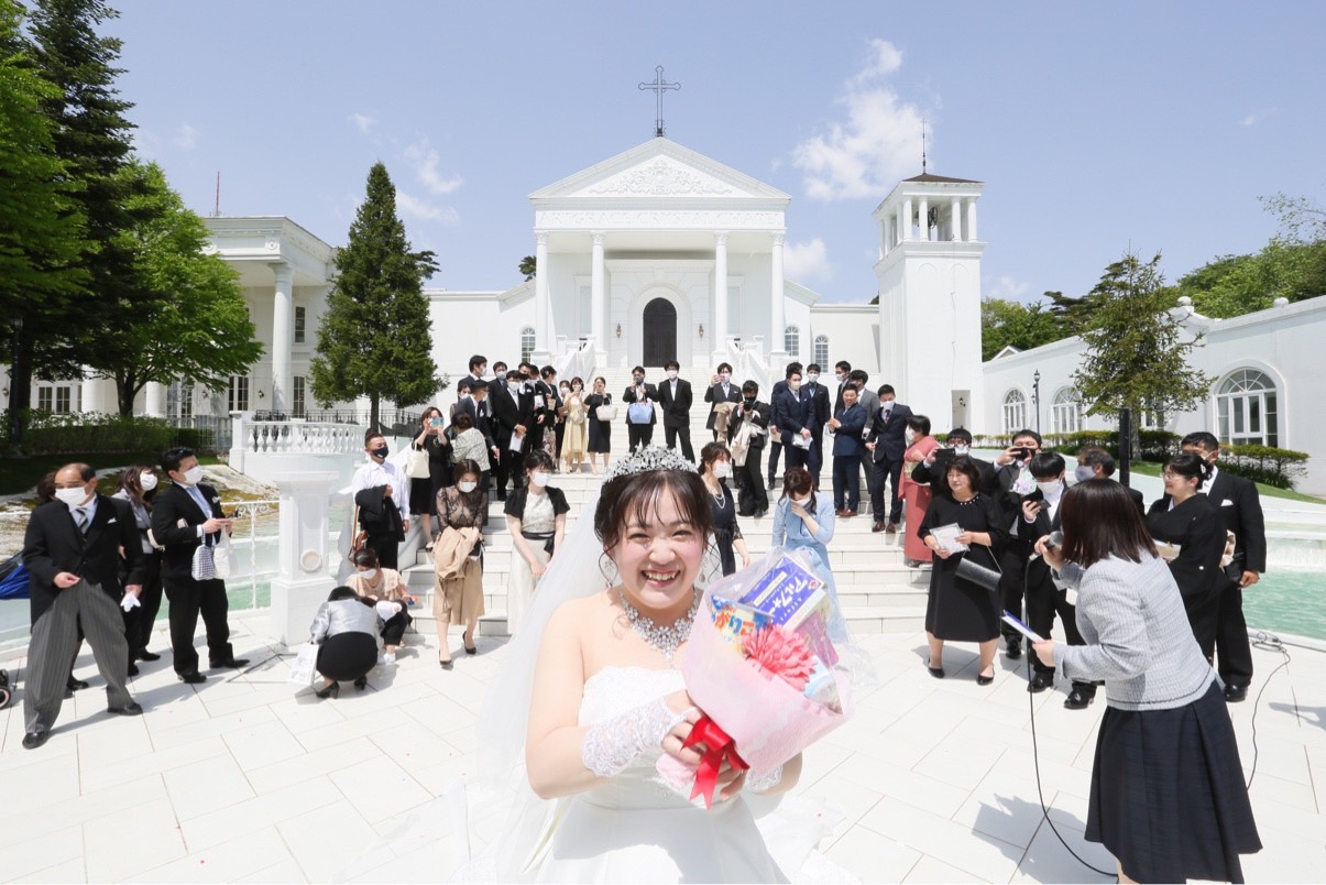 装花の費用節約の為に ブーケトスはお菓子トスに ゲストも大盛りあがり 美花嫁図鑑 Farny ファーニー お洒落で可愛い花嫁レポが満載 Byプラコレ 装花の費用節約の為に ブーケトスはお菓子トスに ゲストも大盛りあがり 美花嫁図鑑 Farny ファーニー お洒落で可愛い花嫁レポが満載 Byプラコレ
