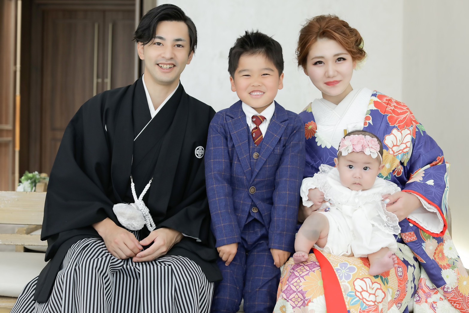 ショートボブの短い髪でも和装にあったアップスタイルに 家族で撮った集合写真も思い出 美花嫁図鑑 Farny ファーニー お洒落で可愛い花嫁レポが満載 Byプラコレ