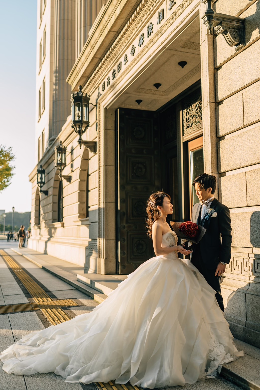 オフショルAラインウェディングドレス、花嫁、前撮り、ロケーション撮影、後撮り ウェディングドレス（Aライン）カタログ（オフショルダー