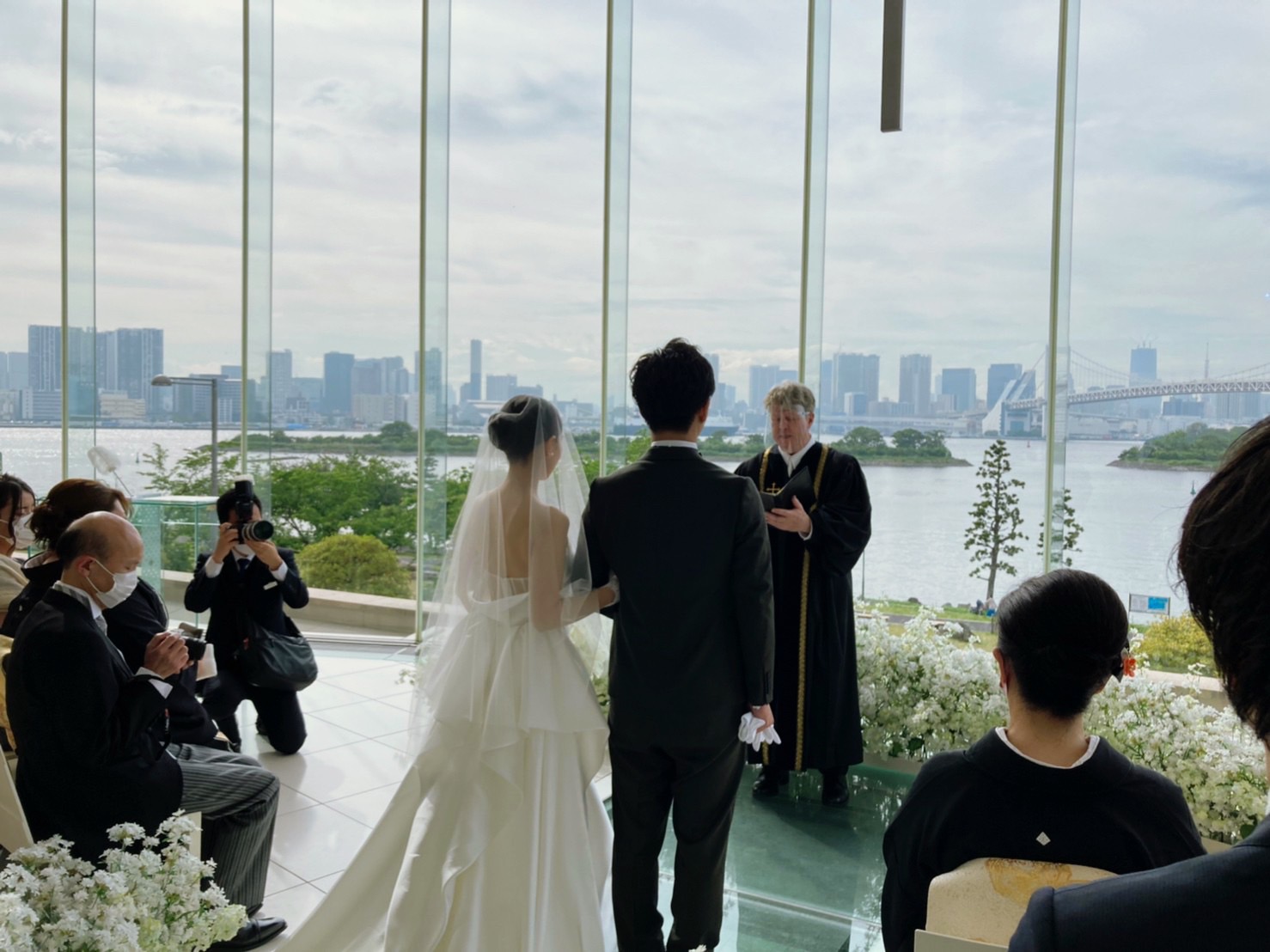 レインボーブリッジ 東京タワー スカイツリーの絶景 全面ガラスのチャペルでの挙式レポ 美花嫁図鑑 Farny ファーニー お洒落で可愛い花嫁レポが満載 Byプラコレ