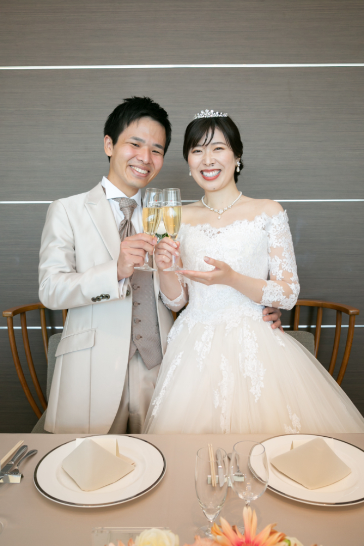 花嫁の結婚披露宴の宴会のドレスの結婚式のテールスカート